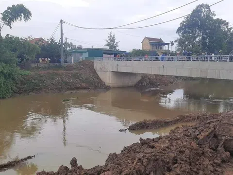 Nghệ An: Tìm kiếm bé trai 2 tuổi ngã xuống kênh Nhà Lê mất tích