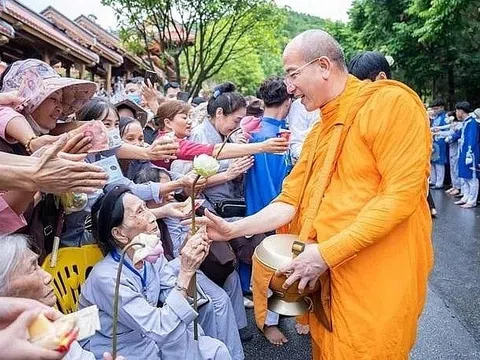 TP. Uông Bí lên tiếng việc cúng dường gây phản cảm tại Chùa Ba Vàng