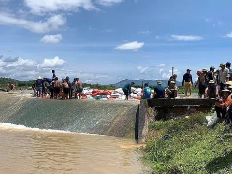 Nghệ An: Hàng trăm người dân đóng cọc, đặt bao tải để tìm kiếm cháu bé đuối nước