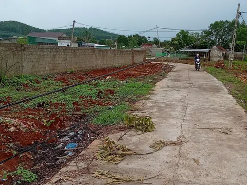 Tiềm ẩn nguy cơ mất an toàn từ những dây điện bị bung sà xuống mặt đường ở Quỳ Hợp