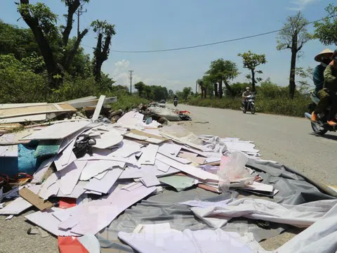 Kinh hãi rác thải ngập ngụa trên tuyến đường ven sông Vinh