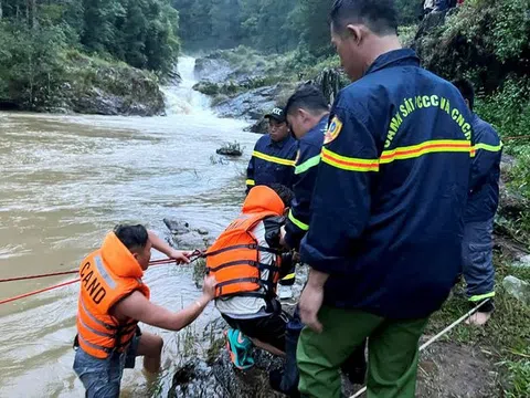 Giải cứu 10 người mắc kẹt trong rừng do lũ dữ ở Lâm Đồng