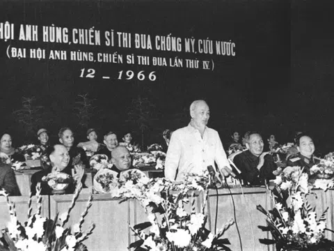 Ngày 1-9-1959: Bác Hồ dự lễ phong quân hàm cho một số cán bộ cao cấp của quân đội