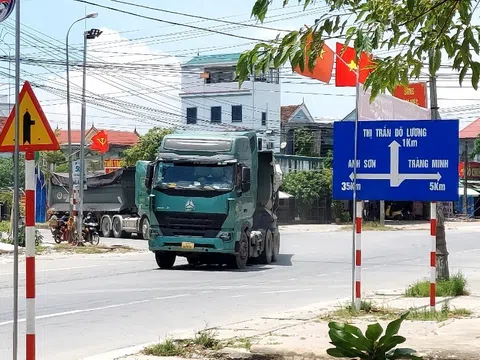 Nghệ An: Xe tải trọng lớn “đại náo” thị trấn Đô Luơng