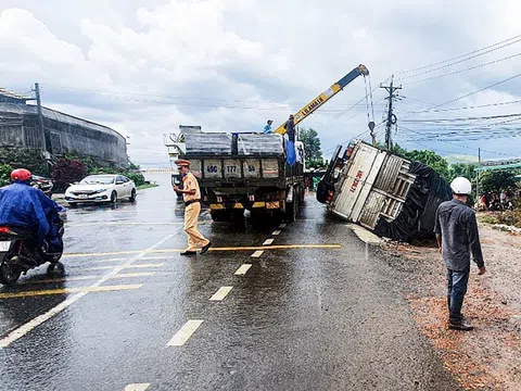 Xe tải mất lái khi đổ đèo khiến 2 người tử vong