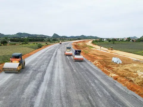 100% cán bộ xung phong làm việc xuyên lễ trên công trường cao tốc Bắc-Nam