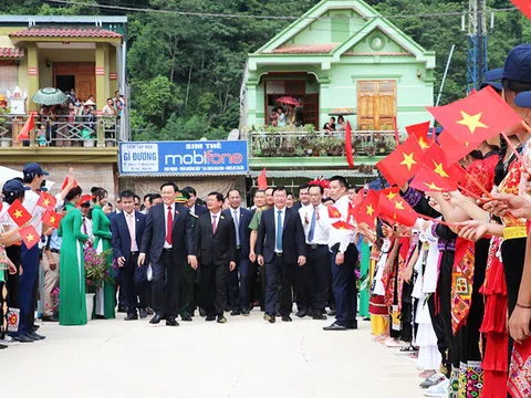 Chủ tịch Quốc hội Vương Đình Huệ dự lễ khai giảng năm học mới cùng thầy trò Trường THPT Kỳ Sơn, Nghệ An