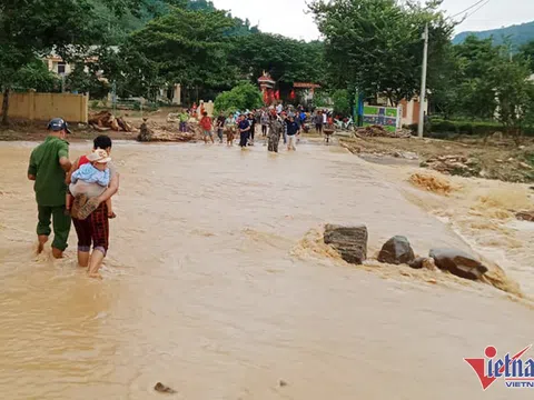 Nghệ An: Công an đội mưa đến từng bản gọi loa thuyết phục dân rời vùng sạt lở