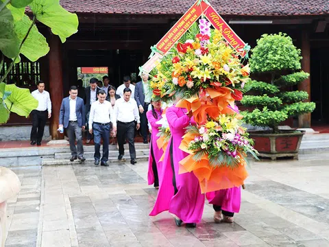 Đoàn đại biểu Văn phòng Chính phủ hai nước Lào và Việt Nam dâng hương tưởng niệm Chủ tịch Hồ Chí Minh