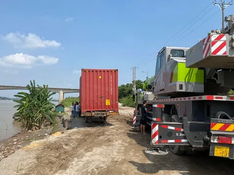 Container lao xuống sông Hồng: Xe vô chủ, quy trách nhiệm thế nào?