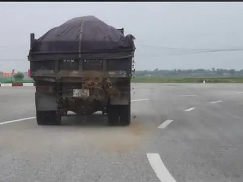 Hà Tĩnh: Chở vật liệu rơi vãi bị người dân ghi hình gửi CSGT, tài xế tâm phục