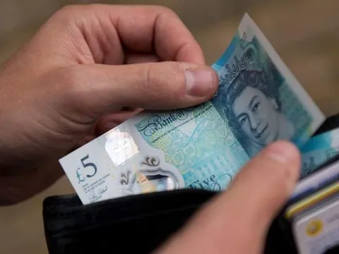 Nữ hoàng Elizabeth II qua đời: Tiền tệ Anh thay đổi ra sao?