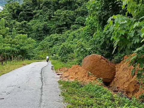 Quế Phong (Nghệ An): Nguy hiểm rình rập từ đá lăn trên tuyến đường Châu Kim - Nậm Giải