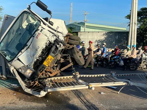 Tông vào dải phân cách, xe tải lật chắn ngang quốc lộ