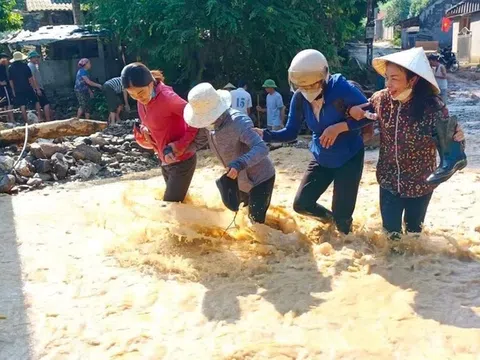 Nghệ An: Rưng rưng hình ảnh giáo viên nắm chặt tay nhau vượt dòng lũ chảy xiết đến trường