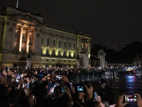 Linh cữu nữ hoàng Anh đến Điện Buckingham