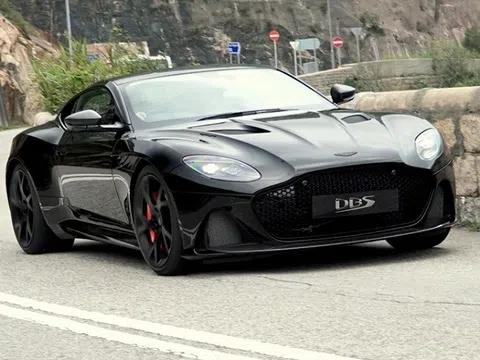 Aston Martin DBS hơn 35 tỷ tại Việt Nam, "chát" hơn siêu xe Ferrari F8