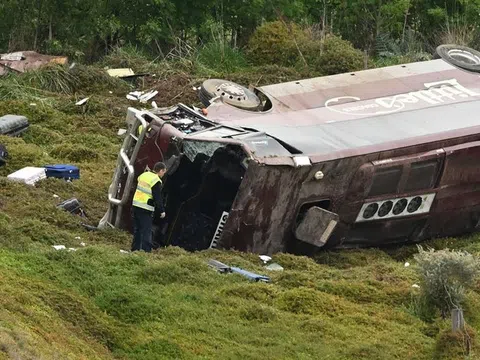 Australia: Xe buýt chở 27 nữ sinh lật nhào sau khi đâm xe tải