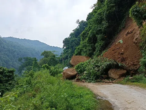 Quế Phong: Sạt lở đường liên xã trước khi bão Noru đổ bộ