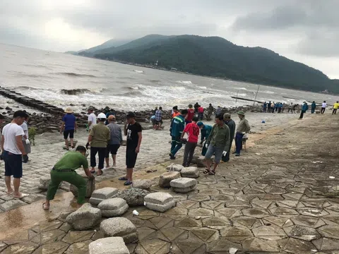 Hàng trăm người dân Nghệ An gia cố kè biển chống bão