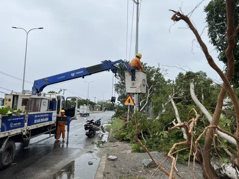 Nhanh chóng khôi phục cấp điện cho khách hàng tại miền Trung