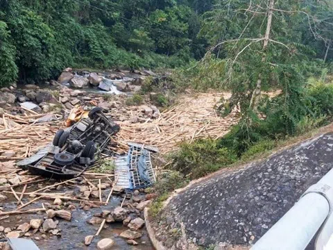 Nghệ An: Lật xe chở keo trong đêm, tài xế bị thương nặng, tử vong