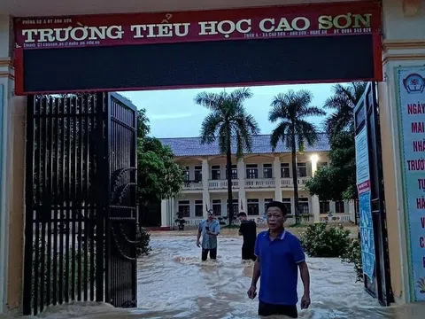 Nghệ An: Mưa ngập sâu, hơn 300 trường cho học sinh nghỉ học