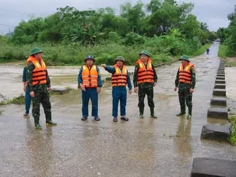 Bộ đội biên phòng Nghệ An giúp dân khắc phục hậu quả mưa lũ