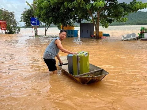 Xúc động hình ảnh ông bố Nghệ An lội nước lũ tiễn con gái ra Hà Nội nhập học