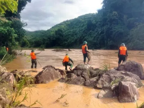 Một người lội qua sông Bung bị nước cuốn mất tích