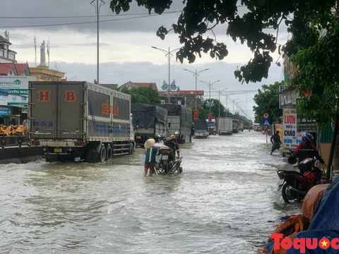 Nghệ An: Hàng ngàn xe ô tô khó khăn khi di chuyển qua điểm ngập nước trên QL1A