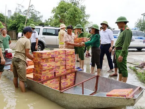 Công an Hưng Nguyên trao 100 thùng mì tôm cho bà con xóm 5 giáo xứ Trang Nứa