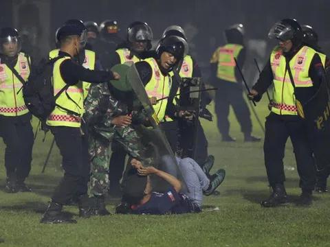 Vụ giẫm đạp tại Indonesia là thảm họa tồi tệ nhất lịch sử bóng đá