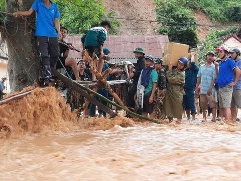 Hàng nghìn học sinh Nghệ An vẫn chưa thể tới trường do mưa lũ