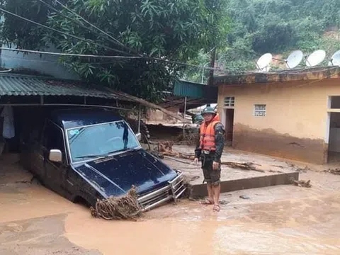 Xót xa loạt ôtô, xe máy ngập bùn bị lũ cuốn trôi ở Nghệ An