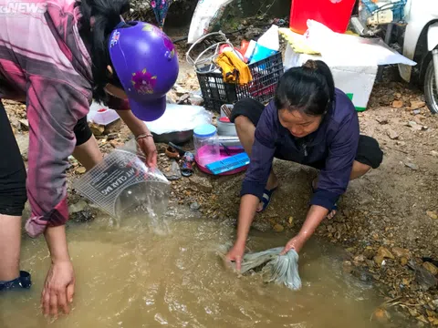 Hàng trăm xe máy được đào lên dưới lớp bùn sâu ở vùng rốn lũ Nghệ An