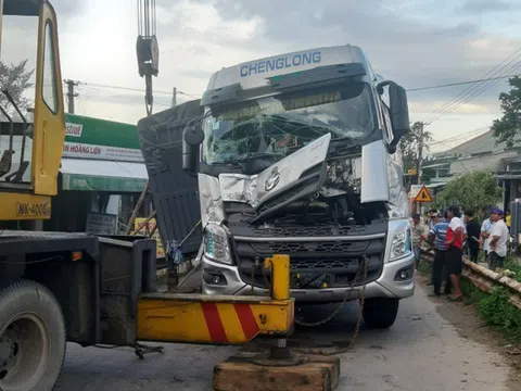 Xe tải tông nhau trên cầu, tắc đường từ đêm tới sáng