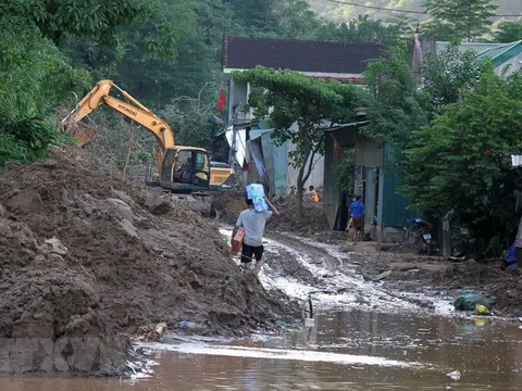 Hình ảnh hàng chục điểm sạt lở khiến Quốc lộ 7 ở Nghệ An tê liệt