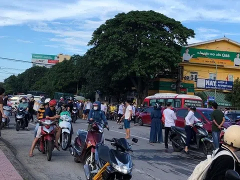 Nghệ An: Xe "điên" tông trọng thương 3 người đi xe đạp, đâm 2 ô tô dừng đèn đỏ