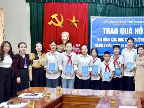 Nghệ An: 40 triệu đồng được trao đến gia đình các em học sinh Trường Phổ thông Năng khiếu thể thao bị thiệt hại do bão số 4