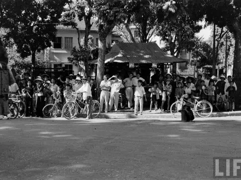 Xúc động cảnh biển người chào đón ngày giải phóng Thủ đô 10/10/1954