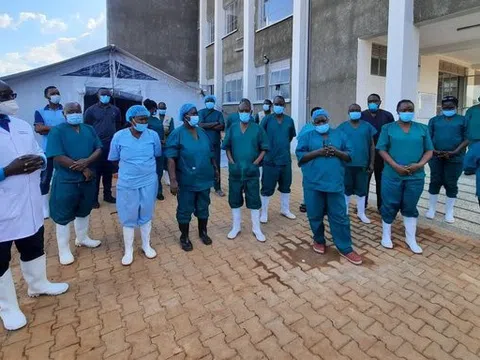 4 nhân viên y tế chết vì Ebola: WHO họp khẩn, Mỹ "phòng thủ" sân bay