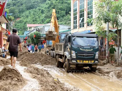 Cấp điện trở lại cho vùng lũ quét Kỳ Sơn