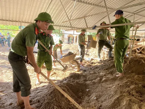 Nghệ An: Công an vật lộn với bùn đất giúp dân khắc phục hậu quả lũ quét