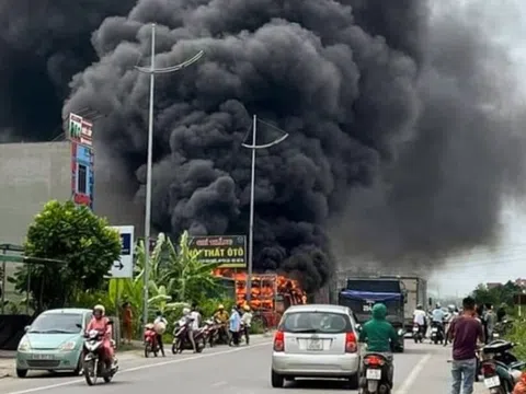 Cháy gara ô tô ở Bắc Giang, cột khói bốc cao hàng trăm mét