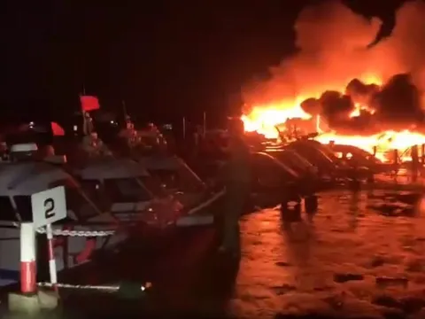 Hội An: 5 cano, 3 tàu du lịch bị cháy trong đêm