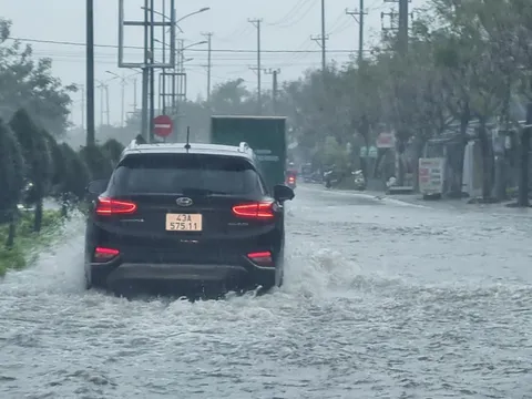 Mưa lớn, Đà Nẵng ngập từ phố đến làng