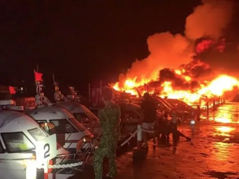 Nhìn lại vụ cháy kinh hoàng trong đêm trên bến tàu Cửa Đại