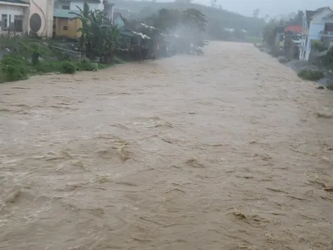 Quảng Ngãi: Mưa trắng trời, lũ các sông lên nhanh gây chia cắt cục bộ