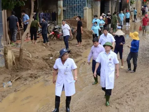 Bệnh viện HNĐK Nghệ An khám chữa bệnh, cấp thuốc miễn phí cho người dân vùng lũ Kỳ Sơn